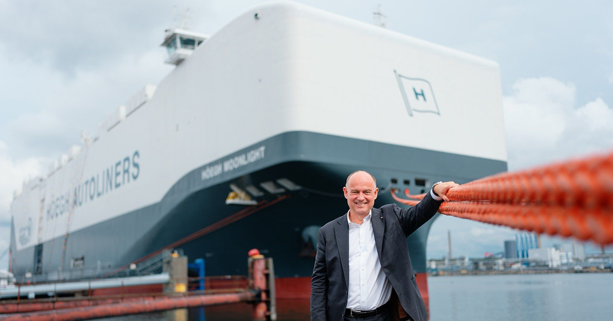 Höegh Autoliners CEO Andreas Enger & Aurora class vessel Höegh Moonlight. Image: Höegh Autoliners / LinkedIn