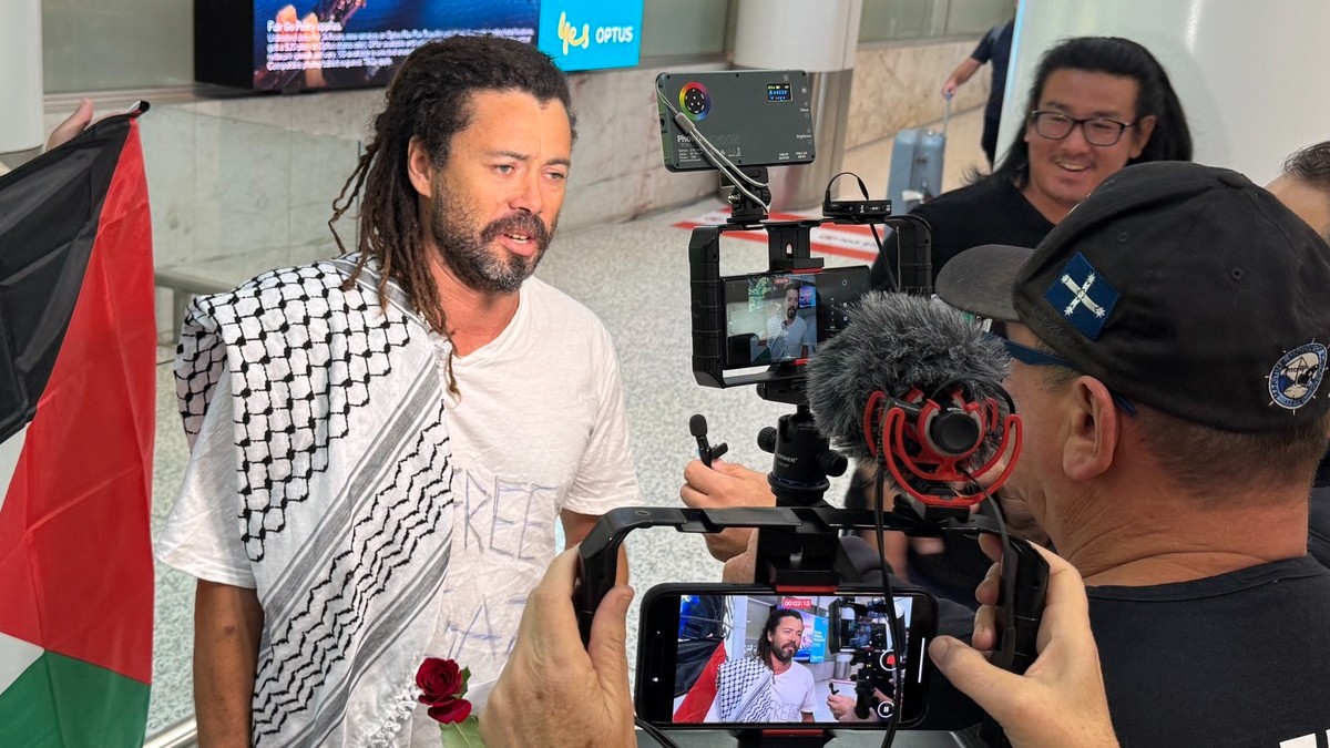 Activist seafarer returns to Australia