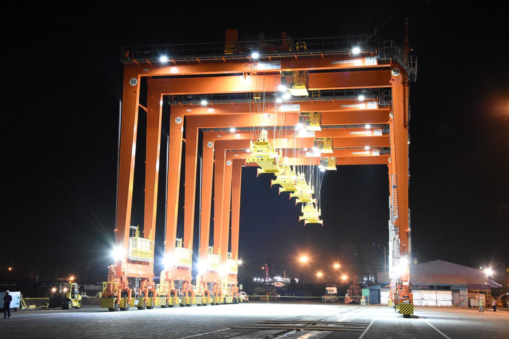 New “green” gantries for Manila container terminal