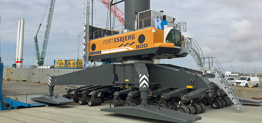 Mighty harbour crane deployed at port