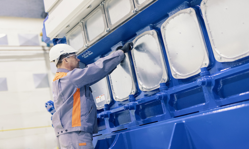 Fully integrated propulsion system for cargo ship