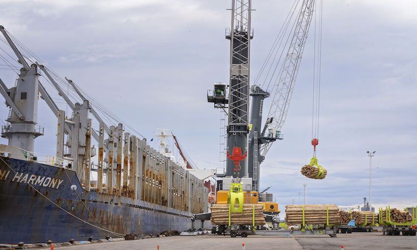 New remote-controlled cranes for Qube in NZ