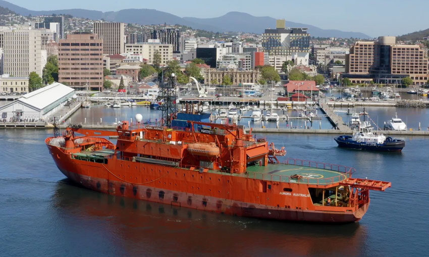 Aurora Australis leaves Hobart