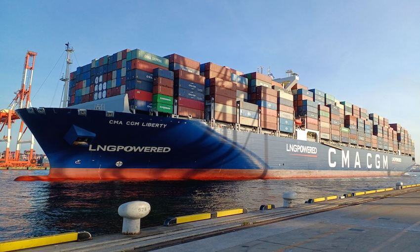 Japan welcomes first LNG-powered containership visit