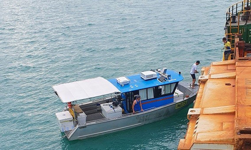 Cargo vessel aides NT fishing boat