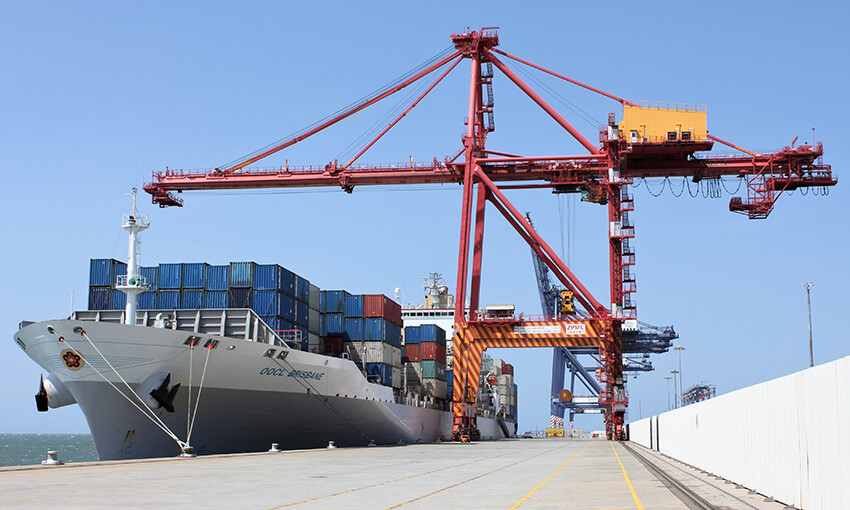 Containership breaks away from Brisbane berth
