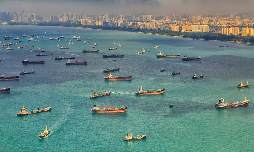 VIDEO: Vessels collide in Straits of Malacca (warning, loud shouting)