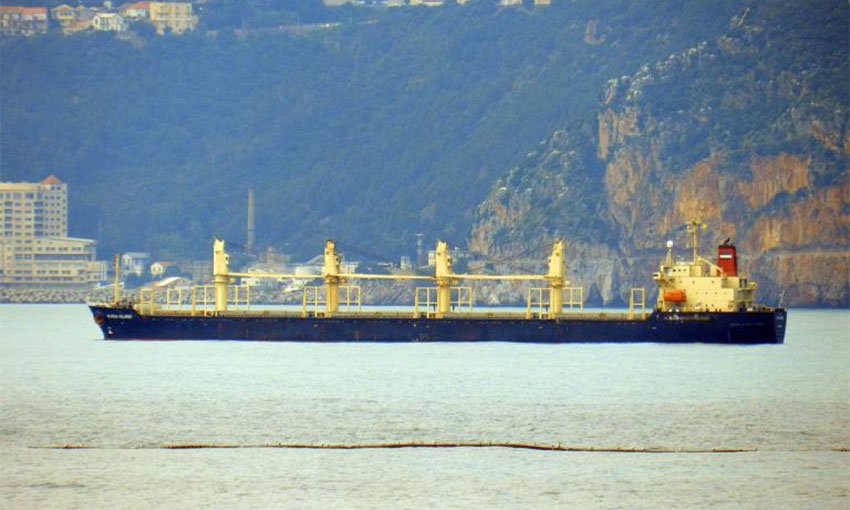 Missile-damaged ship evacuated in in Gulf of Aden