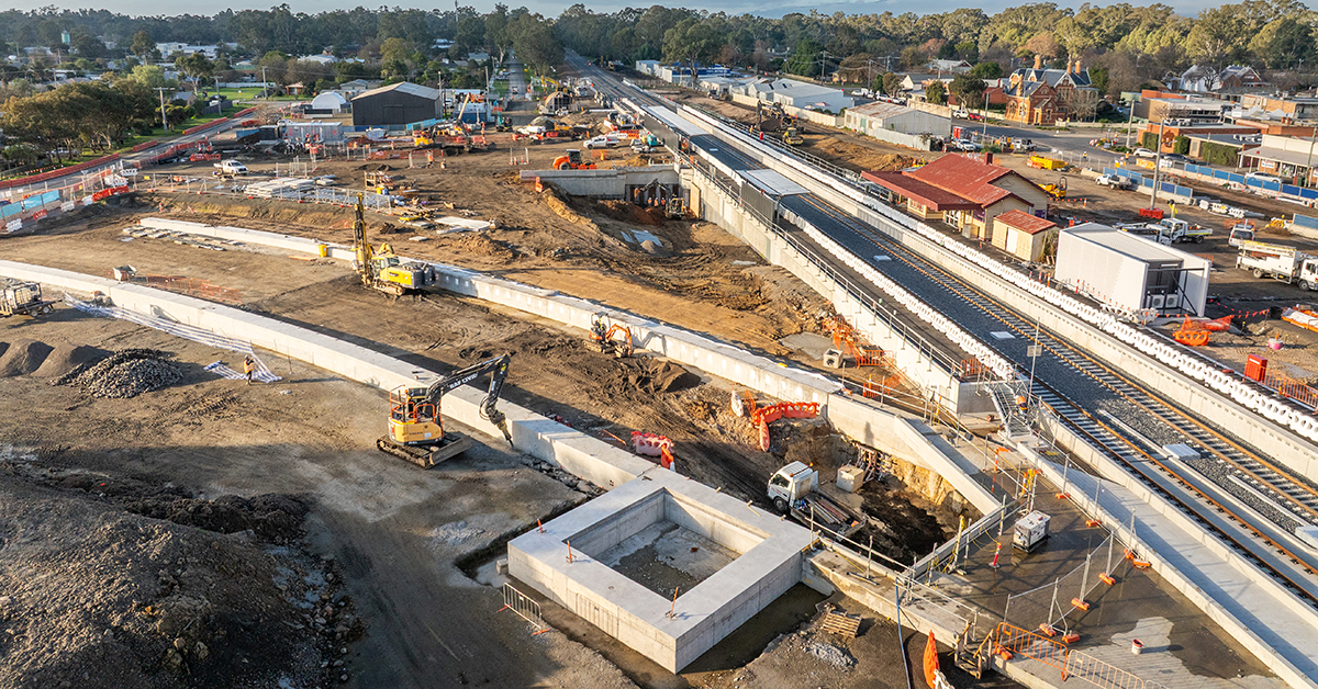 Road underpass and new west platform under construction at Euroa. Image: Inland Rail