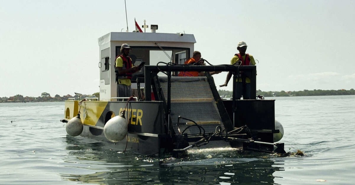 Seven Clean Seas' Offshore &amp; Tidal Trash Extraction Rig (OTTER) at work in Tanjung Benoa, Indonesia. Image: Seven Clean Seas
