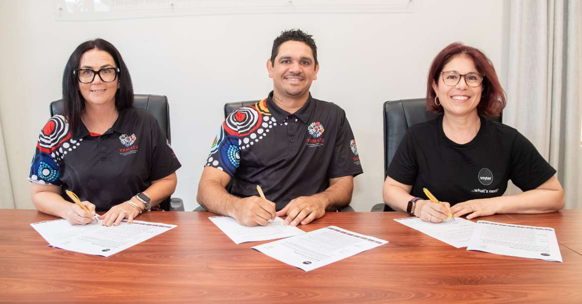 MOU signing ceremony: Luka Gray (CEO, YSRC), Jarrad Oakley-Nicholls (Chair, YSRC), Andi Csontos (veyter). Image: veyter
