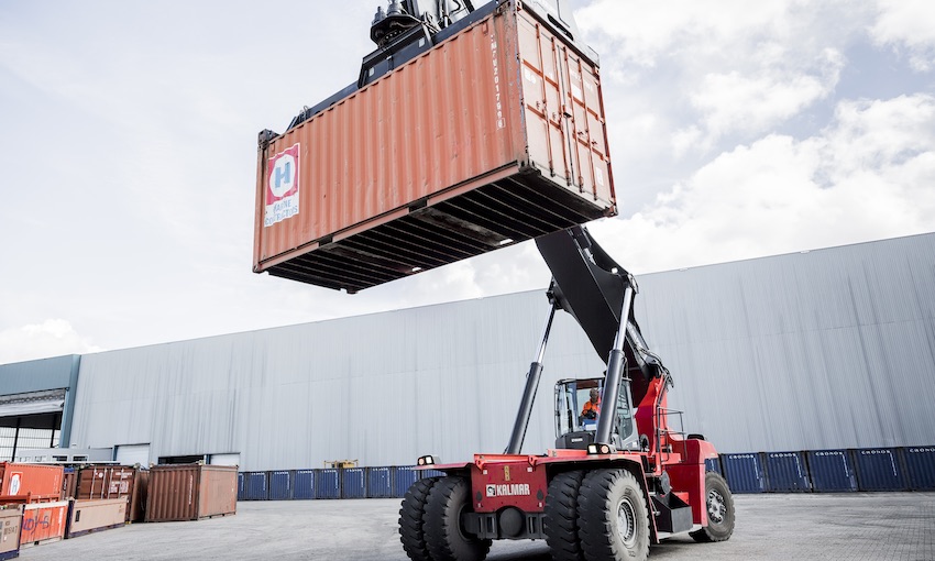 DP World Chile terminal orders reachstackers