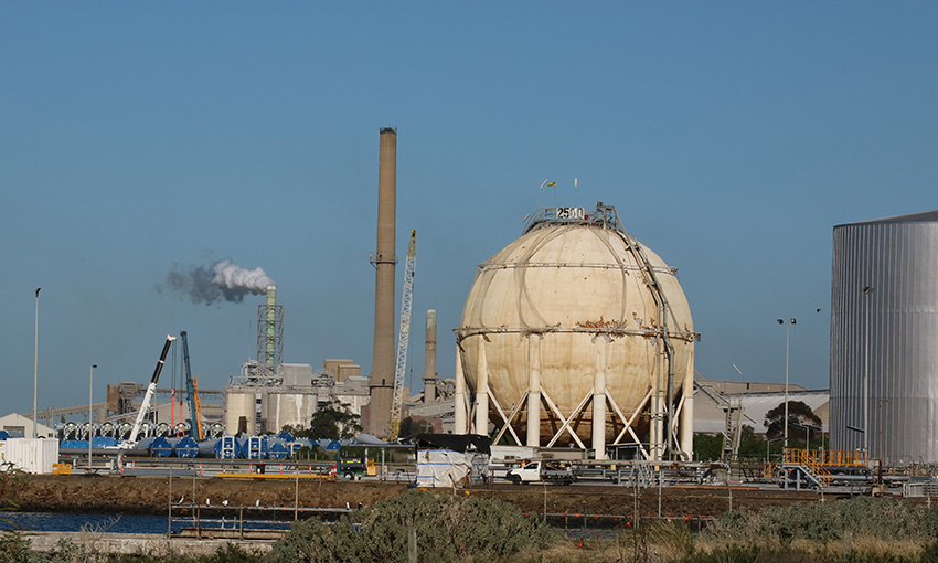 Wharfies call for nationalisation of Geelong oil refinery