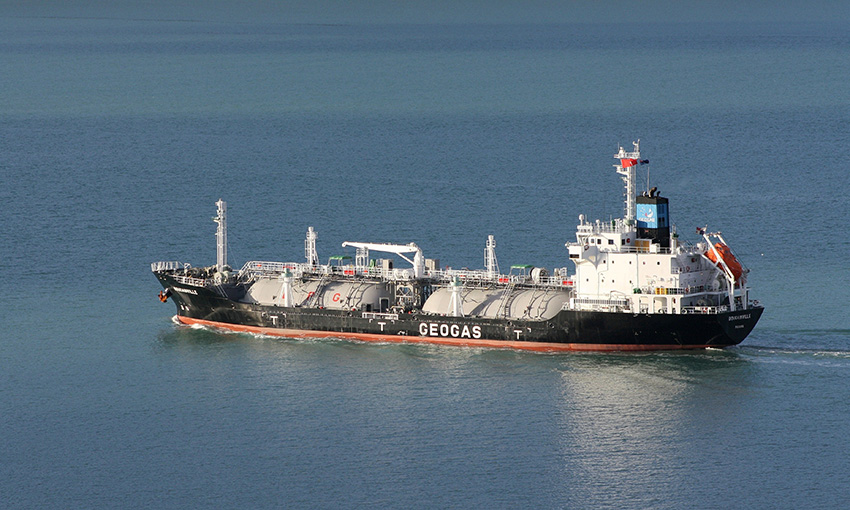 Prop-less tanker to be towed to Singapore