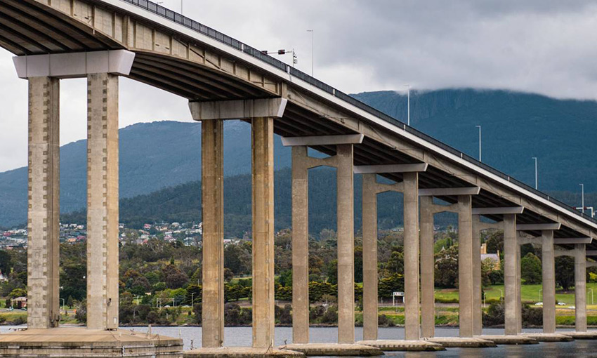 Tasman Bridge transit aborted