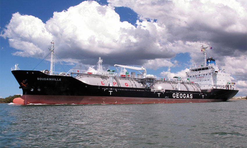 Talihsiz tanker Singapur'a doğru yola çıktı