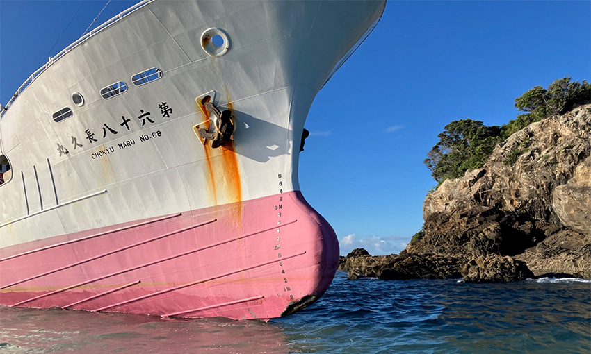 Rock-attracted longliner refloated in NZ